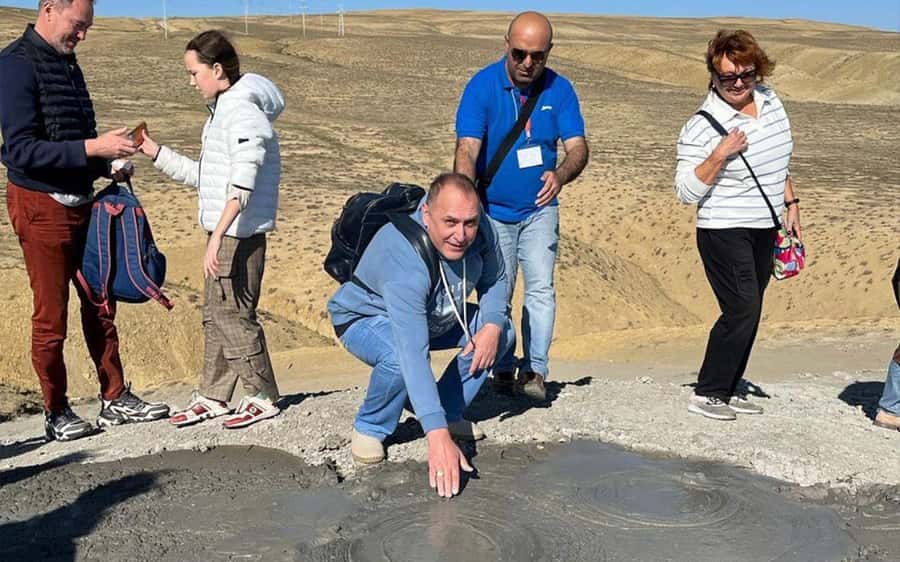 Baku: Gobustan & Absheron Group Tour + Lunch & Tickets inc - Guides, languages, and group comfort