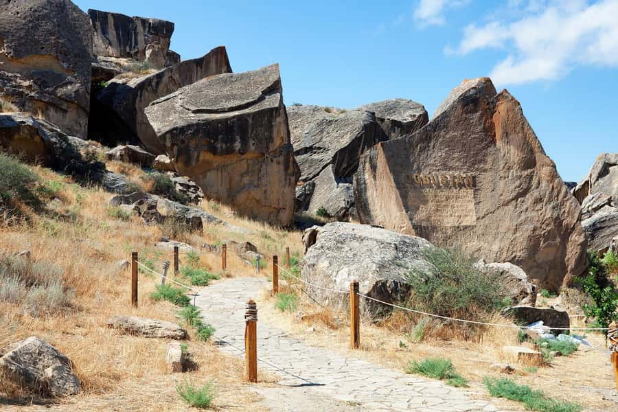 Baku: Gobustan/Absheron guided tour with lunch and tickets - Lunch with Azerbaijani dishes