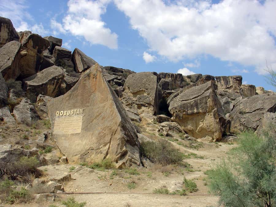 Baku: Gobustan, Mud Volcanoes, Fire Temple, & Yanar Dag Tour - Guide quality can shape the whole day