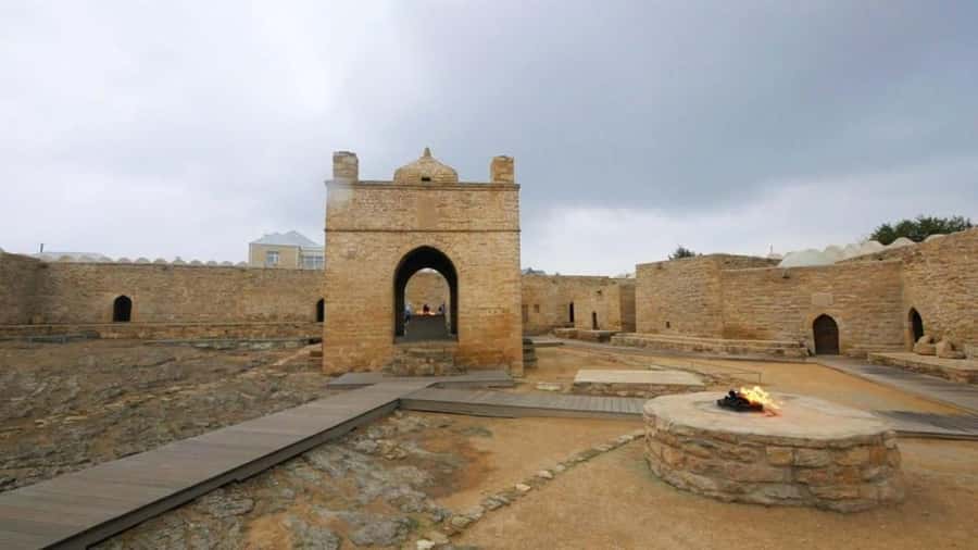 Baku:Gobustan Mud Volcanoes Temple & Entry tickets included - The free Baku night tour needs clarification