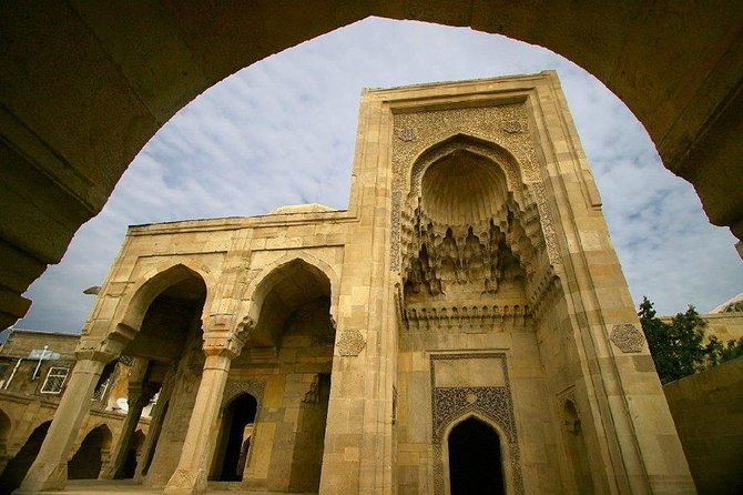 Baku Old City Tour - The Vahid Monument and a final piece of Old Baku