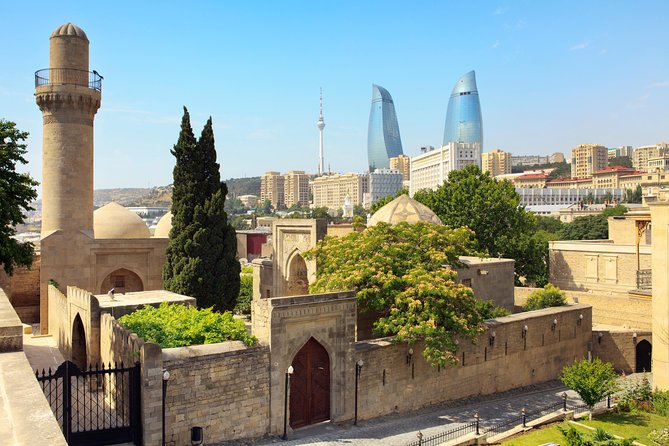 Baku: Old City Walking Tour - Starting among the crowds at Fountain Square