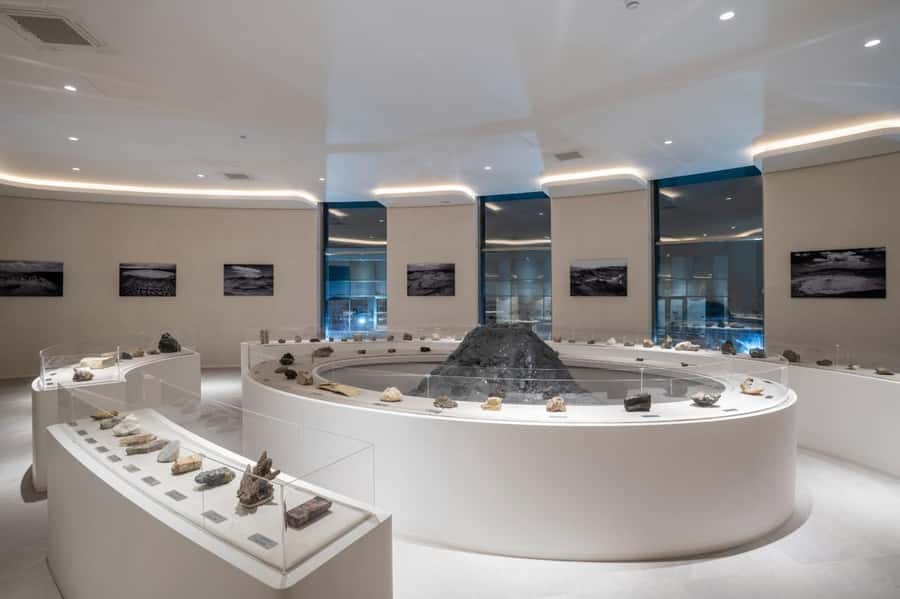 Baku Qobustan Absheron Full Day Guided Tour - Lunch and the long middle of the day