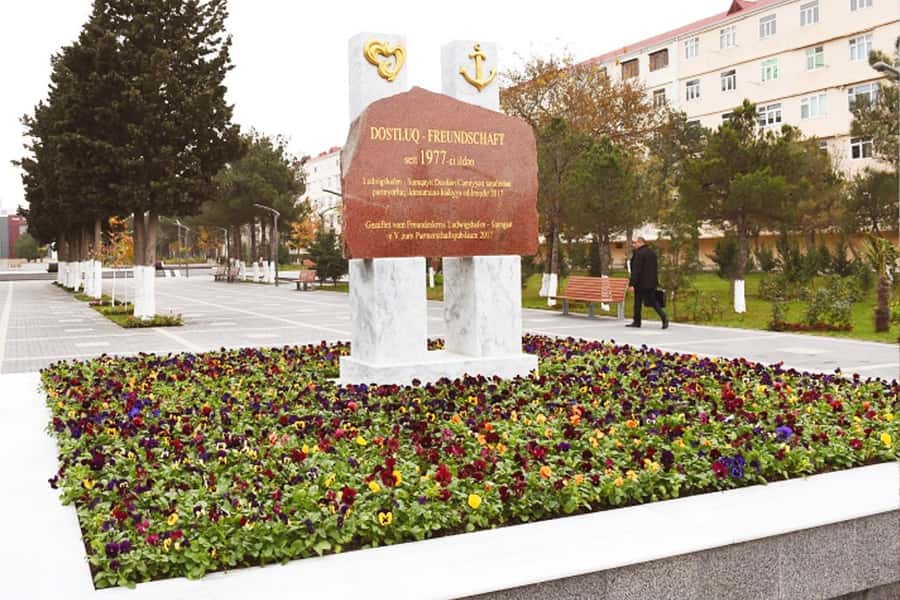 Baku: Sumgait City, Pink Lake & Vibrant Green Bazar Visit - The Heydar Aliyev Center as a Final Photo Stop