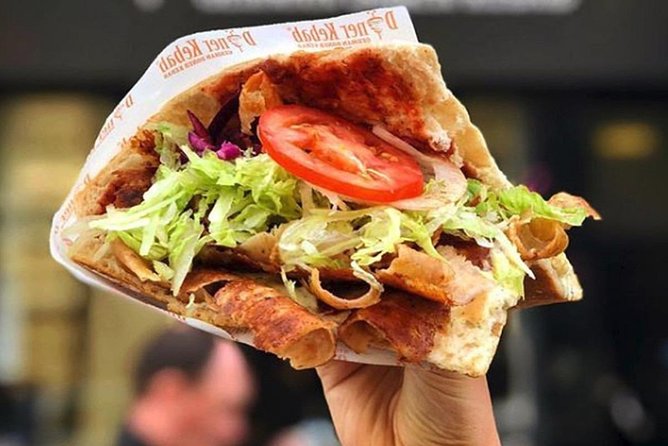 BAKU WALKING tour with the best STREET FOOD and DRINK tasting - The local food stop and the much-praised doner