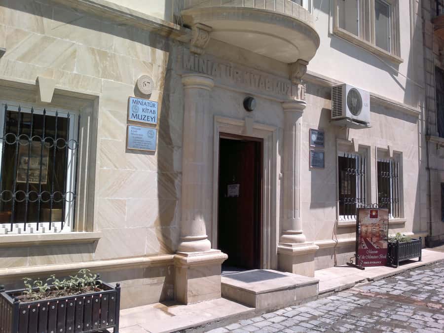 Best of Baku: 4-Hour City Tour Historic and Modern Landmarks - Gardens, music, and the road into the Old City