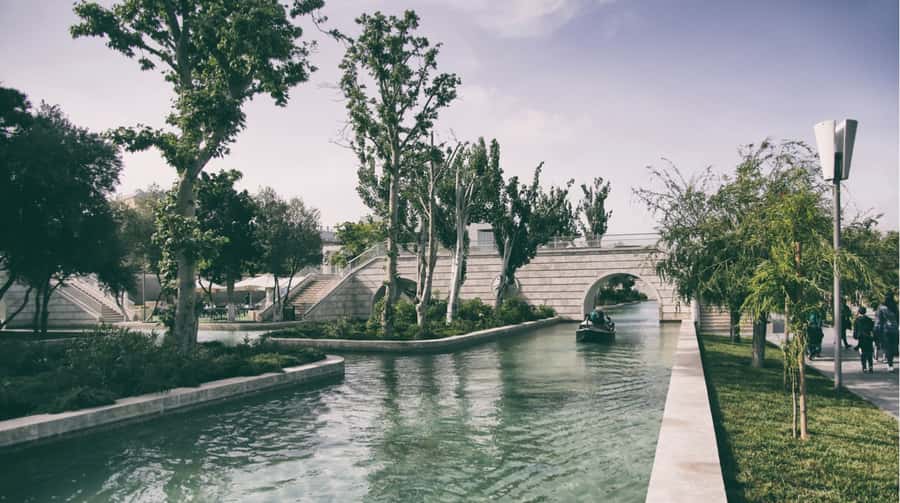 Old and Modern Baku City Tour - What the guide adds to the experience